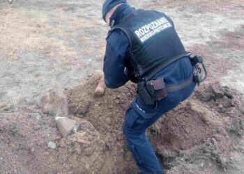 Policjanci zabezpieczyli pocisk artyleryjski.
