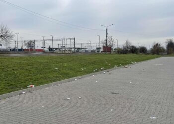 Ogromne ilości śmieci na parkingu PKP
