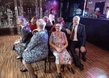 Seniorzy z gminy Wojcieszków bawili się na balu ostatkowym. Seniorzy chętnie brali udział we wspólnych zabawach.