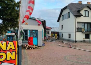 Pożar w sklepie motoryzacyjnym w Tuchowiczu.