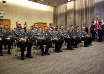 Łukowscy policjanci Mł. asp. Radosław Ochmański i mł. asp. Grzegorz Wesołowski odznaczeni medalami.