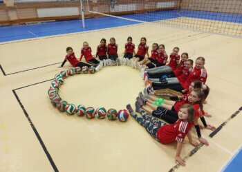 Dragon Wojcieszków z miłości do siatkówki.