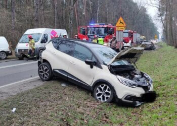Zderzenie trzech samochodów osobowych i busa na DK 63.