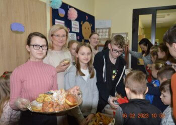 W Świdrach odbył się charytatywny kiermasz pączków na elektroprotezę dla Jakuba.