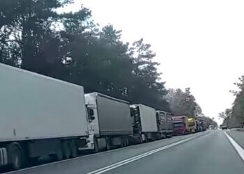 Ponad 40 km liczy kolejka tirów oczekująca na przejazd przez przejście graniczne w Krotoszczynie.