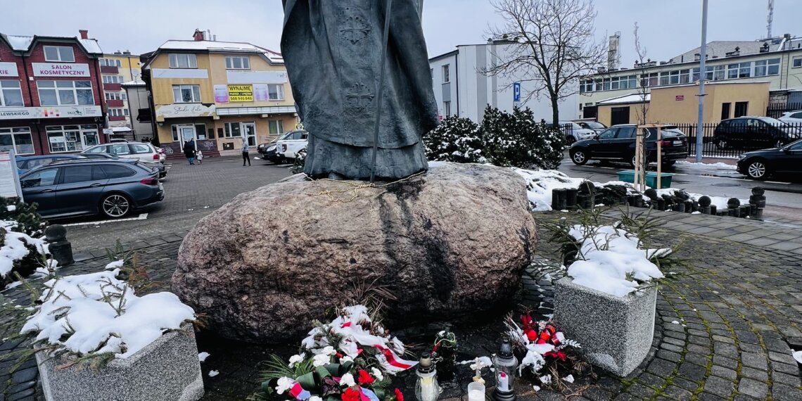 Pomnik Jana Pawła II w Łukowie.