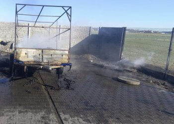 Pożar opon w warsztacie w Staninie.