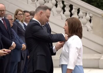 Ewa Rybicka-Sicińska, radna Miasta Łuków otrzymała Srebrny Krzyż Zasługi z rąk Andrzeja Dudy.