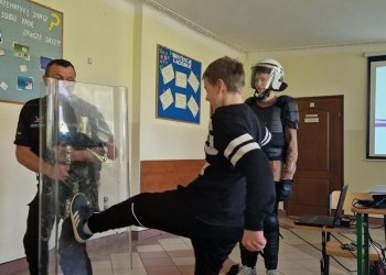 W Gołąbkach funkcjonariusze Służby Więziennej z Siedlec przeprowadzili zajęcia edukacyjne z młodzieżą.