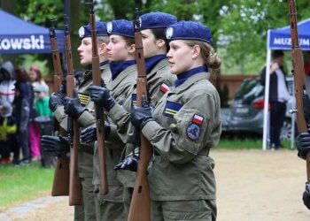 Pokaz musztry w Muzeum Sienkiewicza.