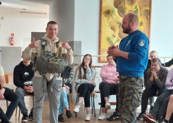 Kadeci z Radoryża odbywają szkolenia spadochronowe.