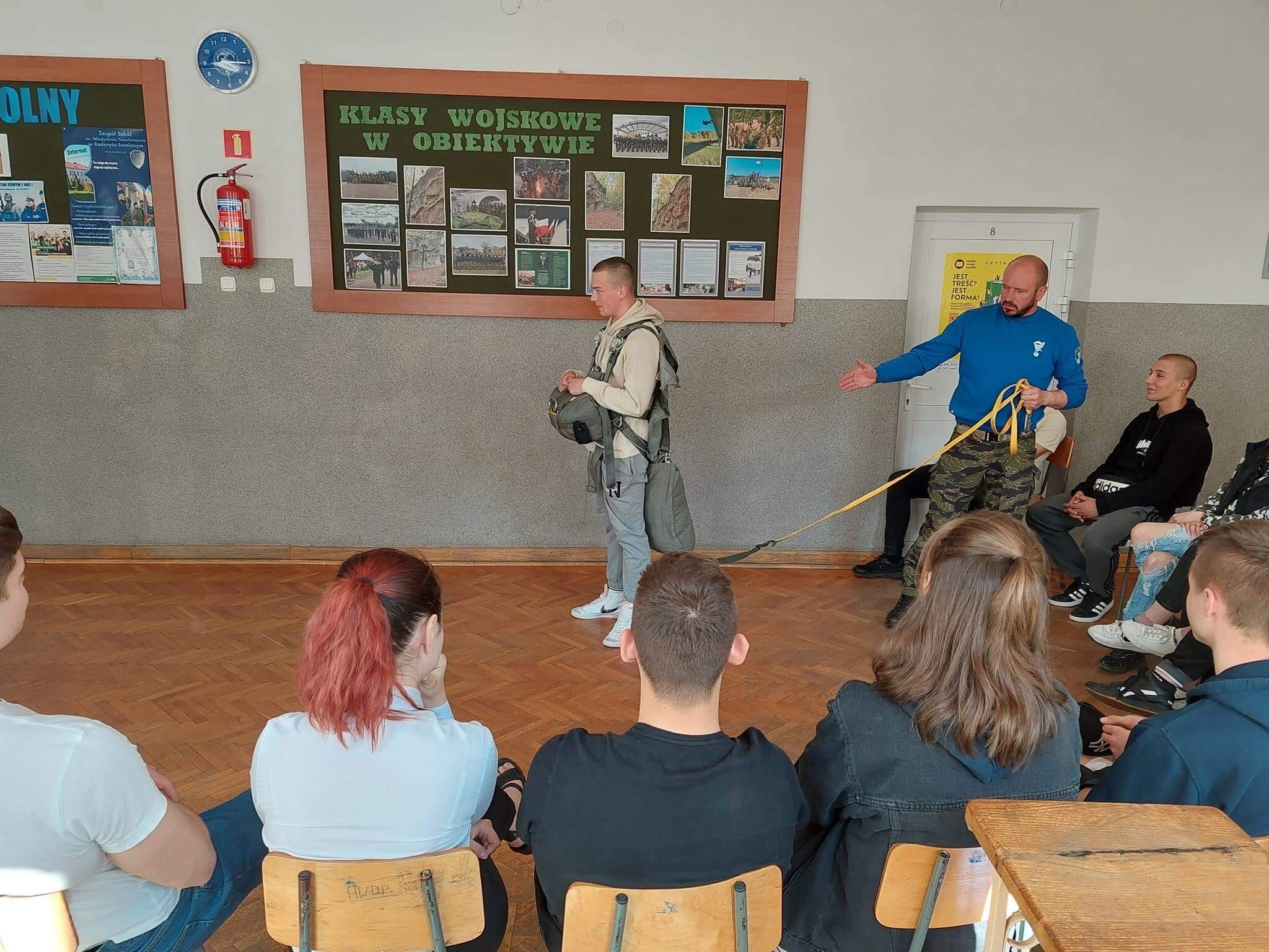 Kadeci z Radoryża odbywają szkolenia spadochronowe. 