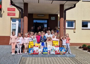 Uczniowe ZS w Gołąbkach przekazali karmę dla zwierząt ze schroniska w Goździe