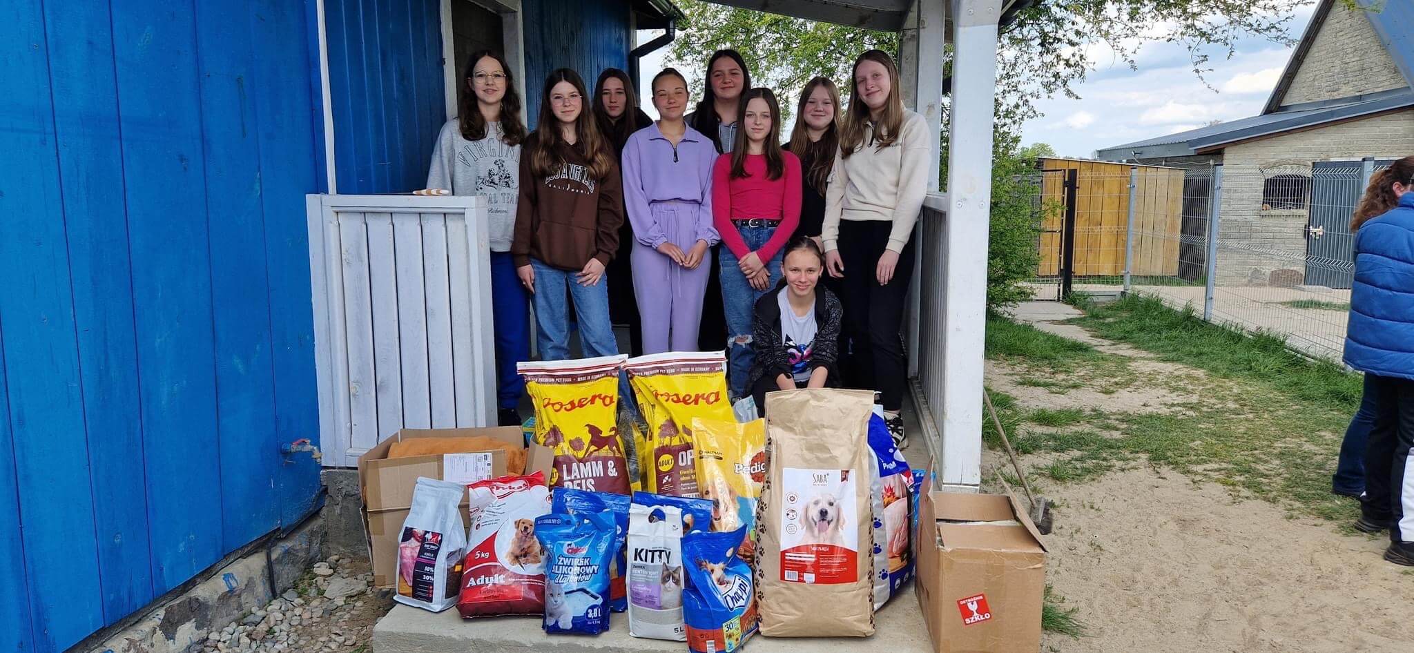 Uczniowe ZS w Gołąbkach przekazali karmę dla zwierząt ze schroniska w Goździe