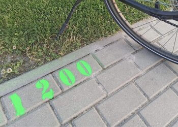 Oznakowania odległości na ścieżce rowerowej nad Zalewem Zimna Woda.