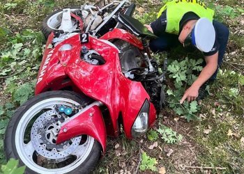 Śmiertelny wypadek motocyklisty bez kasku.