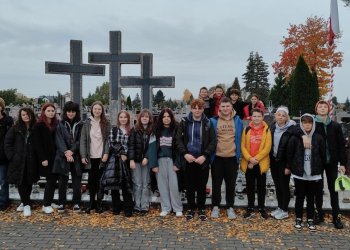 Uczniowie z Reymonta w Łukowie zadbali o nagrobki na cmentarzu.