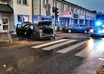 Wjechał w ścianę budynku. Policja ustala szczegóły wypadku.