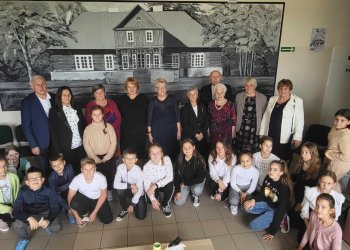 Spotkanie „po latach” w Szkole Podstawowej w Sarnowie.