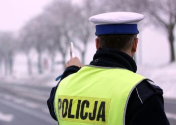 17latek bez prawa jazdy kierował autem siostry