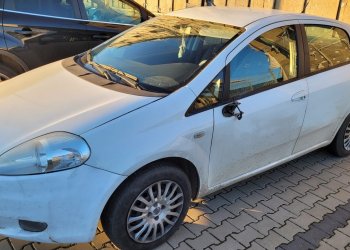 Policjanci zatrzymali 41-latkę która spowodowała wypadek i uciekła z miejsca zdarzenia.