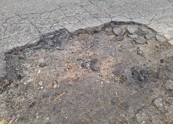 Apel mieszkańca o poprawę stanu drogi między Krzywdą a Fiukówką.