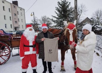 Wójt Gminy Stanin Krzysztof Kazana pomagał Mikołajowi w rozdawaniu prezentów.