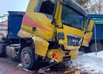 Ciężarówka zderzyła się z rębakiem w Stoczku Łukowskim.