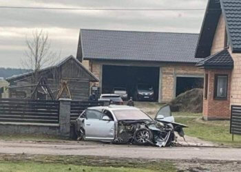 Wypadek w Anoninie. Audi uderzyło w ogrodzenie.