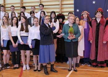 Jasełka w Rolniku w wykonaniu uczniów, nauczycieli i rodziców.