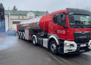 Nowoczesny ciagnik siodłowy z naczepą wody trafił do PSP w Łukowie.