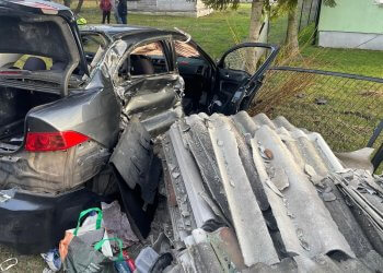 W Szaniawach Poniatach Honda uderzyła w ogrodzenie.