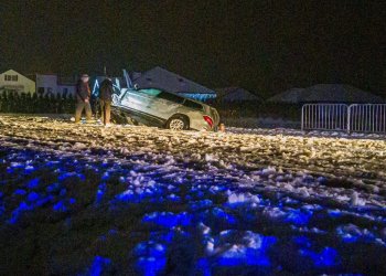Silnik i skrzynia biegów Audi oddalone o 30metrów po silnym uderzeniu.