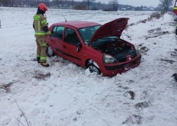 Dachowanie samochodu osobowego w Burcu.