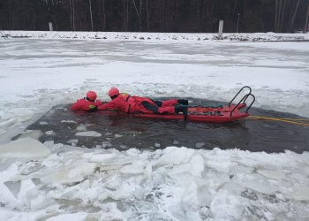 Nad Zalewem Zimna Woda odbyły się ćwiczenia lądowe strażaków.