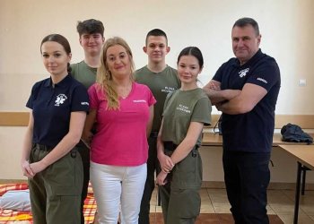 Zespół Szkół w Radoryżu Smolanym edukuje seniorów z pierwszej pomocy.