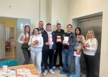 Uczniowie klasy 4TL oddają krew potrzebującym.