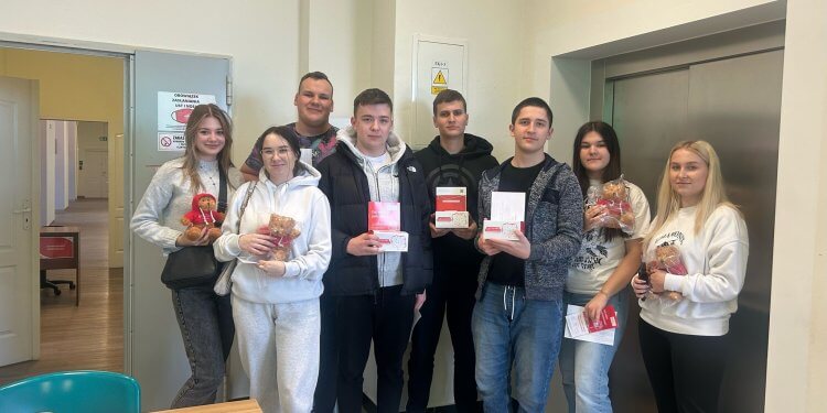 Uczniowie klasy 4TL oddają krew potrzebującym.