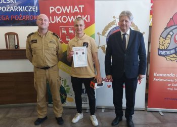 Czarek Żentała na podium konkursu pożarniczego.