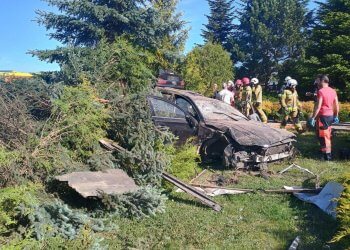 Dachowanie samochodu osobowego w Gołaszynie.