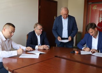 Umowa na przebudowę dróg powiatowych Krzówka – Charlejów podpisana.