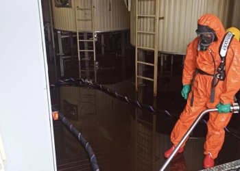 Rozszczelnienie jednego z silosów w zakładzie produkcyjnym, działania chemiczne strażaków.