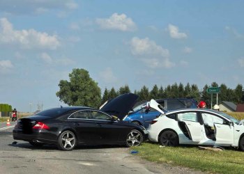 Zderzenie czterech pojazdów na DK 63 w pobliżu Dminina. Dwie osoby trafiły do szpitala