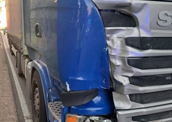 Śmiertelne potrącenie pieszego przez ciężarówkę.