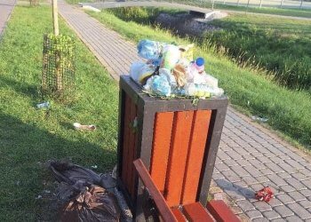 Na Łukowskich Bulwarach kultura wylewa się z koszy na śmieci.