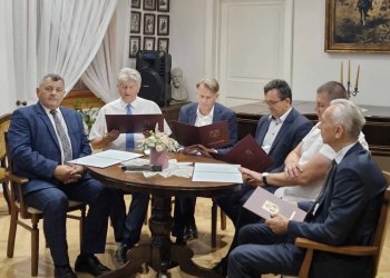 Narodowe Czytanie „Kordiana” z udziałem lokalnych władz i mieszkańców powiatu łukowskiego w Woli Okrzejskiej.