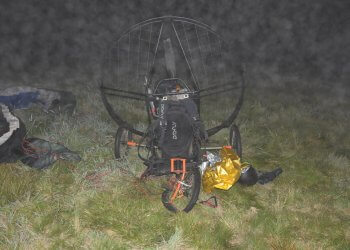 Wypadek z udzialem paralotniarza w Łukowie. Fot. Policja Łuków