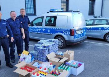 Łukowscy Policjanci niosą pomoc poszkodowanym przez powódź.