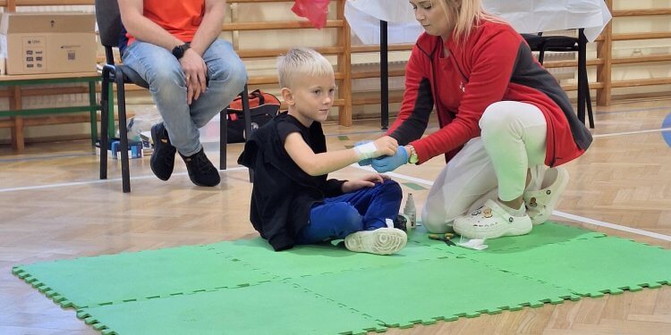 Mały ratownik – nauka pierwszej pomocy w Dębowicy.