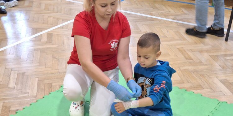 Mały ratownik – nauka pierwszej pomocy w Dębowicy.